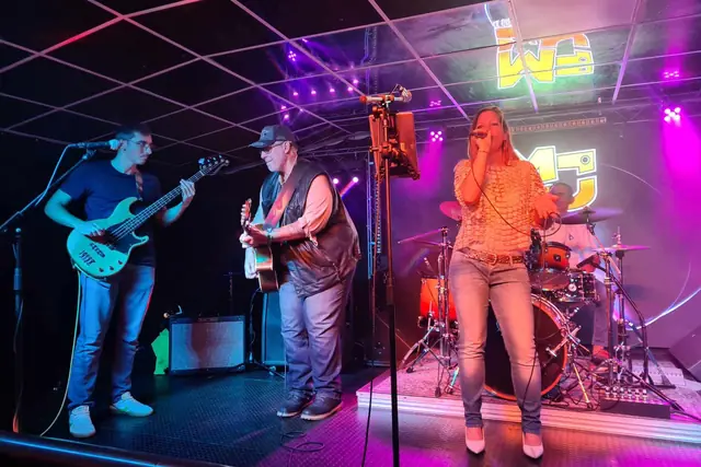 MJ Le Groupe sur scène : jouer en groupe, ce vers quoi mènent les cours de basse